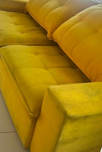 Sofá amarelo encardido, antes
