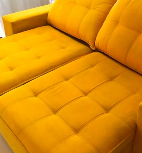 Sofá amarelo com a cor viva, depois